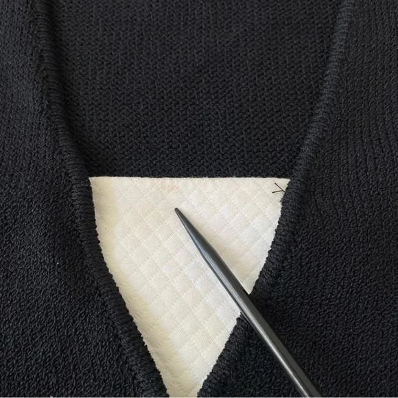 St John Black Blouse Full Zip Short Sleeves With Floral Knit Brooch Size 6 - Picture 5 of 12